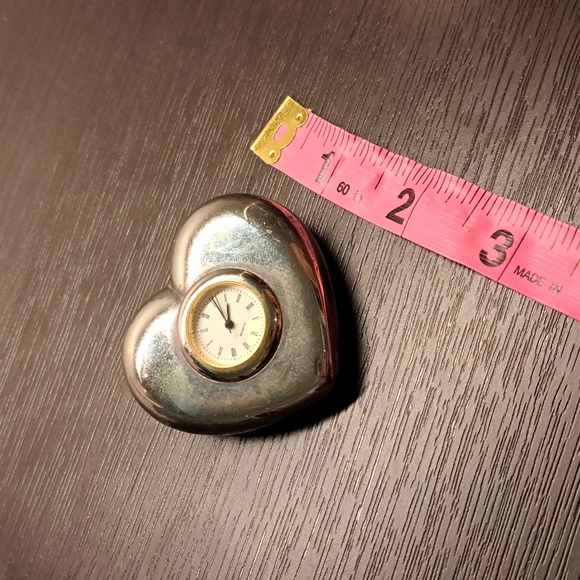 heart-shaped quartz desk clock that also functions as a paperweight - Picture 7 of 8